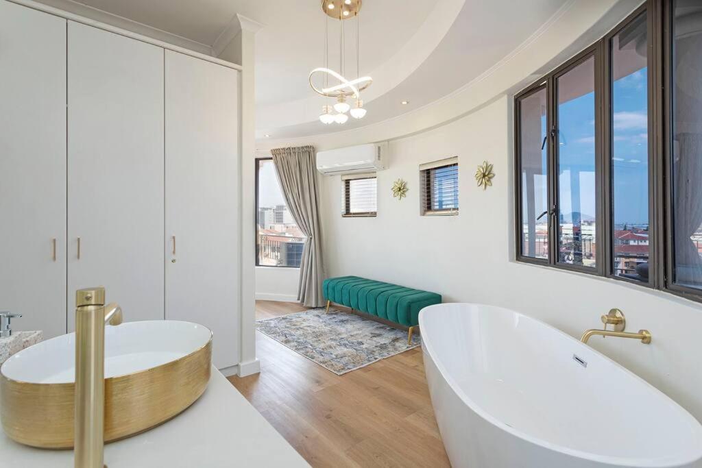 30% Off Designer Penthouse - Backup Power - * Kapstadt